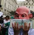Manifestante usa máscara durante protesto contra o perdão concecido pelo presidente do Peru, Pedro Pablo Kuczynski, a seu predecessor, Alberto Fujimori, em Lima 28/12/2017 REUTERS/Guadalupe Pardo  Foto: Reuters