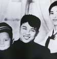 Esta foto de propaganda norte-coreana mostra Kim Il-sung junto a sua primeira esposa, Kim Jong-suk, e seu filho Kim Jong-il, pai do atual líder do país  Foto: Reuters / BBC News Brasil