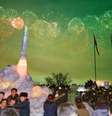 Coreanos comemoram o Réveillon em frente a uma estátua de gelo do míssil balístico intercontinental em Pyongyang, na Coréia do Norte  Foto: Reuters