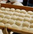 Autoridades recomendam cortar o bolinho  Foto: AFP / BBC News Brasil