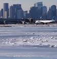 Avião espera para decolar ao lado de águas congeladas em Massachusetts, nos Estados Unidos 03/01/2018 REUTERS/Brian Snyder  Foto: Reuters
