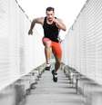 O corpo está mais propenso a sentir dores com exercícios de alta intensidade | Foto: Getty Images  Foto: BBC News Brasil