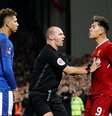 Árbitro contém Firmino, que foi cobrar satisfações de Holgate  Foto: Reuters