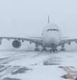 Airtbus A380 da Singapore Airlines é visto no aeroporto JFK durante tempestade de neve  Foto: Reuters