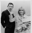 O músico Serge Gainsbourg e a cantora France Gall, em 1965, em imagem registrada no aeroporto de Paris  Foto: Central Press / Hulton Archive / Getty Images