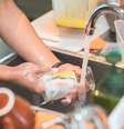 Quando for dar uma geral na louça a dica é começar pelos copos, que são mais fáceis de desengordurar
  Foto: Shutterstock