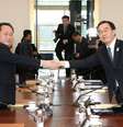 Líder da delegação norte-coreana, Ri Son Gwon, cumprimenta colega sul-coreano, Cho Myoung-gyo, durante reunião no vilarejo de Panmunjom, na área de fronteira 09/01/2018  Yonhap via REUTERS  Foto: Reuters