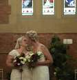 Rebecca Hickson e Sarah Turnbull posam para fotos após se casarem em Newcastle, na Austrália 09/01/2018   AAP/Dan Himbrechts/via REUTERS   Foto: Reuters