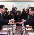 Líder da delegação norte-coreana, Ri Son Gwon, troca documentos com colega sul-coreano, Cho Myoung-gyon, após reunião bilateral no vilarejo de Panmunjom 09/01/2018 Yonhap via REUTERS  Foto: Reuters