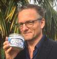 Michael Mosley, do programa "Trust me, I'm a doctor", investiga os efeitos do óleo de coco sobre o colesterol  Foto: BBC News Brasil