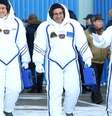 O astronauta Norishige Kanai (esq.) chegou à ISS em dezembro para uma missão de seis meses  Foto: Reuters / BBC News Brasil