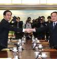 Representantes da Coreia do Sul e Coreia do Norte apertam as mãos durante reunião sobre os Jogos de Inverno  Foto: Reuters