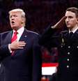 Donald Trump durante a execução do hino nacional norte-americano  Foto: Reuters