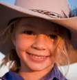 Ammy 'Dolly' Everett ficou famosa ao estrelar comercial do chapéu Akubra aos 8 anos | Foto: Facebook/Akubra official  Foto: BBC News Brasil