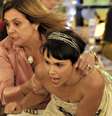Carminha (Adriana Esteves) e Nina (Débora Falabella) em cena de ‘Avenida Brasil’: a concorrência ameaça o reinado das tramas produzidas no Brasil   Foto: Renato Rocha Miranda/TV Globo  / Sala de TV