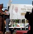 Homem limpa escultura mapuche em Temuco, Chile 10,/1/018 REUTERS/Jose Luis Saavedra   Foto: Reuters