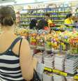 O Inmetro lembra que o material escolar deve ter o selo de identificação de conformidade do órgão  Foto: Agência Brasil