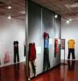 Exposição mostra roupas "normais" de vítimas de estupro no dia em que sofreram o ataque (Foto: Divulgação CAW East Brabant)  Foto: BBC News Brasil