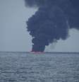 Navio petroleiro iraniano é visto em chamas após colidir com navio de carga chinês no mar do leste da China 15/01/2018 Guarda Costeira do Japão/Divulgação via REUTERS   Foto: Reuters