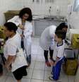 Agentes de saúde aplicam vacina para febre amarela em São Paulo 24/10/2017 REUTERS/Paulo Whitaker  Foto: Reuters