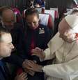 Papa celebra casamento durante viagem de avião no Chile  Foto: EPA / Ansa - Brasil