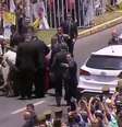 Papa Francisco ajuda policial que caiu do cacalo em Iquique, no Chile
18/01/2018 REUTERS TV  Foto: Reuters