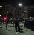 A polícia investiga o que aconteceu dentro do carro que atropelou pelo menos 17 pessoas em Copacabana  Foto: EPA / BBC News Brasil