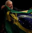 Lula segura bandeira em ato a favor de sua candidatura no Rio de Janeiro  Foto: Reuters