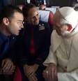 Papa Francisco celebra casamento de comissários Paula Podest e Carlos Ciufffardi durante voo no Chile  Foto: Reuters