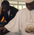 Yahya Jammeh (à dir.) em 2007, administrando seu tratamento anti-HIV à base de ervas e "cura espiritual"  Foto: EPA / BBC News Brasil