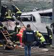 Bombeiros e policiais trabalham após descarrilamento de trem perto de Milão, na Itália 25/01/2018 REUTERS/Stringer  Foto: Reuters