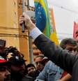 Lula em comício: lei sancionada pelo próprio ex-presidente pode tirá-lo do páreo  Foto: DW / Deutsche Welle