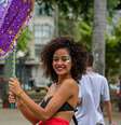 O material base do glitter é plástico, que é tingido e cortado em pequenas partículas  Foto: Getty Images / BBC News Brasil