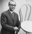 Ingvar Kamprad com uma cadeira da Ikea nos anos 1960s | Foto: Ikea  Foto: BBC News Brasil