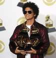 Bruno Mars com seus prêmios Grammy  Foto: Reuters
