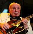 O músico de jazz Coco Schumann durante show em 18 de maio de 2007 em Munique, na Alemanha.  Foto: Johannes Simon / Getty Images
