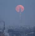 Lua cheia é vista em São Petersburgo, na Rússia REUTERS/Anton Vaganov  Foto: Reuters
