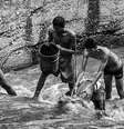 Triste espetáculo: busca por joias no Guaire, onde deságua o arcaico sistema de esgoto de Caracas  Foto: DW / Deutsche Welle