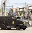Policiamento reforçado na Cidade de Deus, no Rio de Janeiro (RJ), na manhã desta quinta-feira (1). Moradores da comunidade voltaram a relatar tiroteios hoje pela manhã. A Linha Amarela foi novamente interditada. O policiamento está reforçado na região desde quarta (31), quando três suspeitos morreram em confronto com a polícia.  Foto: José Lucena/Futura Press