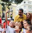 Presidente venezuelano, Nicolás Maduro, posa para foto em praça em Caracas
01/02/2018 Divulgação/Palácio de Miraflores via REUTERS   Foto: Reuters