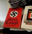 Livros de Adolf Hitler e sobre o regime fascista na Itália, encontrados na casa de Luca Traini  Foto: ANSA / Ansa - Brasil