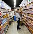 Consumidora observa preços em mercado no Rio de Janeiro 06/05/2016 REUTERS/Nacho Doce  Foto: Reuters