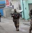 Homens do Bope durante operação contra traficantes na Cidade de Deus  Foto: Reuters