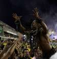 Na primeira noite de desfiles, a passagem da Paraíso do Tuiuti foi marcada por protesto  Foto: REUTERS/Ricardo Moraes