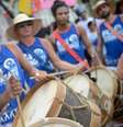 O Bloco Rio Maracatu inspirado na temática do Maracatu de Baque Virado, do Recife, leva batuque à orla de Ipanema   Foto: Agência Brasil