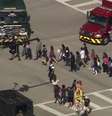 Estudantes são evacuados da escola Marjory Stoneman Douglas High School; autor suspeito pelo ataque foi detido  Foto: Reuters / BBC News Brasil