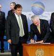 Presidente Michel Temer assina o decreto de intervenção federal no estado do Rio de Janeiro, ao lado do presidente da Câmara, Rodrigo Maia, e do governador do estado, Luiz Fernando Pezão   Foto: Agência Brasil