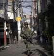 Soldado das Forças Armadas patrulha Complexo da Maré, no Rio de Janeiro. Foto de 05/04/2014   Foto: Reuters