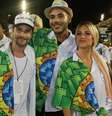 Bruno Gagliasso e Giovanna Ewbank posaram com o blogueiro Hugo Gloss no desfile da Beija-Flor  Foto: AGNews, Andre Freitas / PurePeople