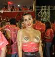 No desfile das campeãs, Cléo Pires volta a aparecer com o look 'adesivo nos seios'  Foto: AgNews